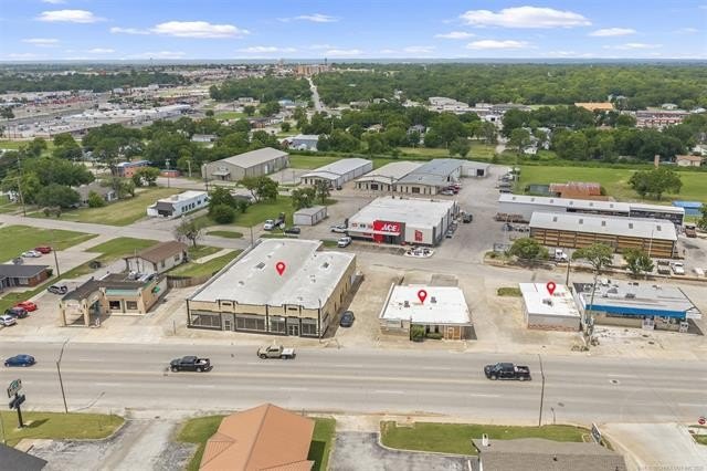 Remodeled commercial building, located on the way to downtown - photo 20
