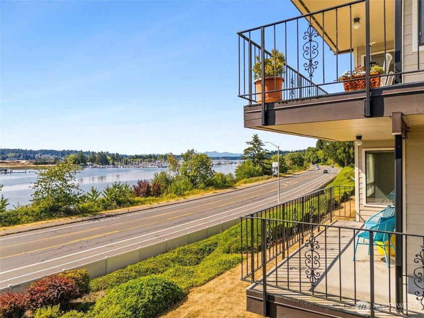Rare East Bay Condo, Corner Unit with No Stairs &amp; over 1700 sq - photo 21