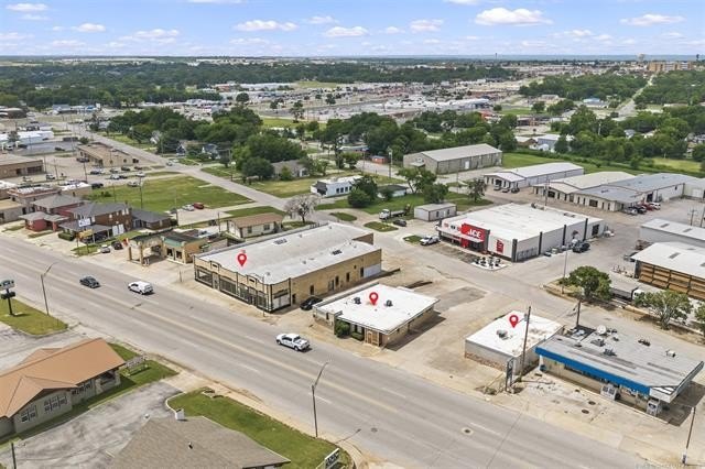 Remodeled commercial building, located on the way to downtown - photo 21