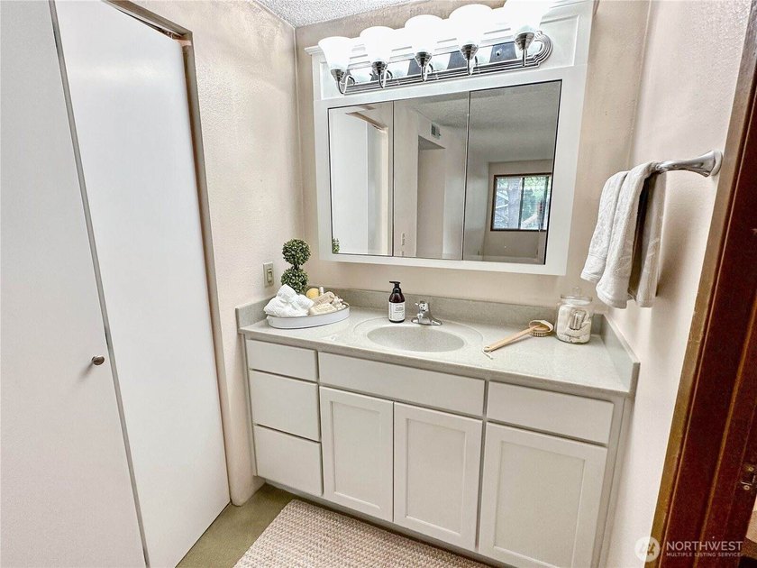Rare East Bay Condo, Corner Unit with No Stairs &amp; over 1700 sq - photo 25