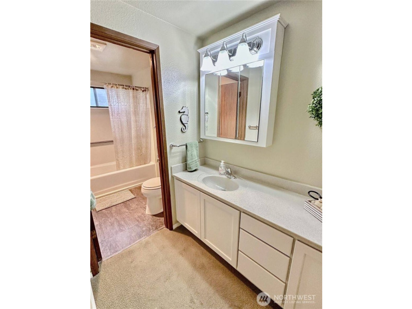 Rare East Bay Condo, Corner Unit with No Stairs &amp; over 1700 sq - photo 28