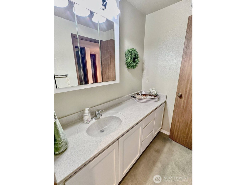 Rare East Bay Condo, Corner Unit with No Stairs &amp; over 1700 sq - photo 29