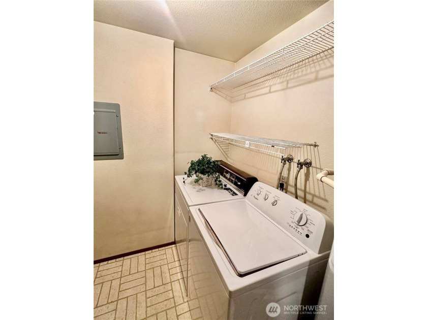 Rare East Bay Condo, Corner Unit with No Stairs &amp; over 1700 sq - photo 32