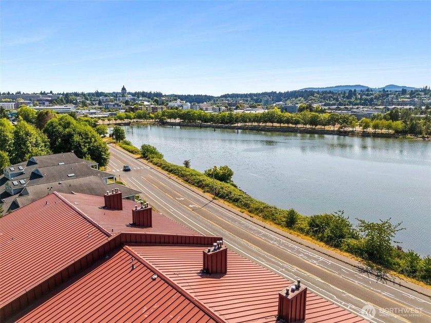 Rare East Bay Condo, Corner Unit with No Stairs &amp; over 1700 sq - photo 33