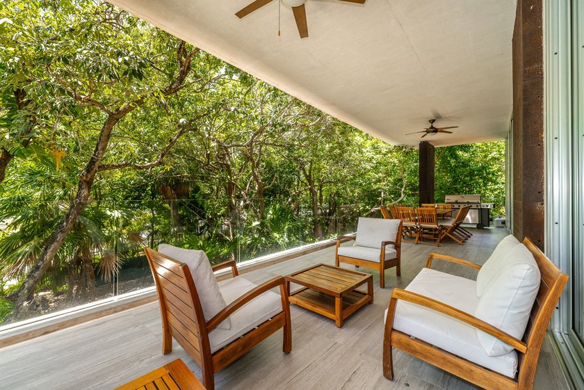 Luxury, privacy, generous living spaces, and an exceptional - photo 36