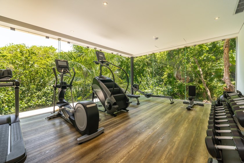 Luxury, privacy, generous living spaces, and an exceptional - photo 40