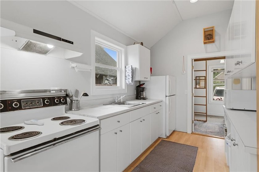 Plain and Simple...this is THE PERFECT COTTAGE in an IDEAL BEACH - photo 12