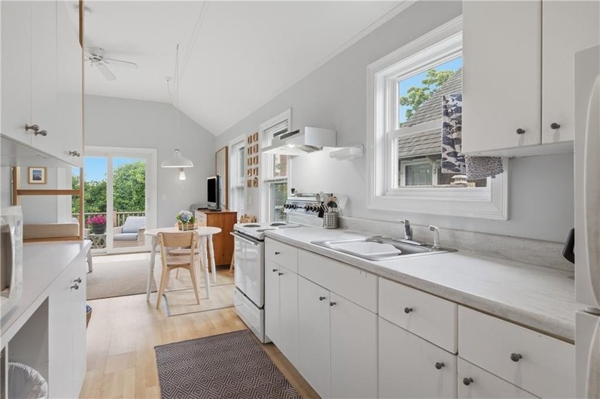 Plain and Simple...this is THE PERFECT COTTAGE in an IDEAL BEACH - photo 14