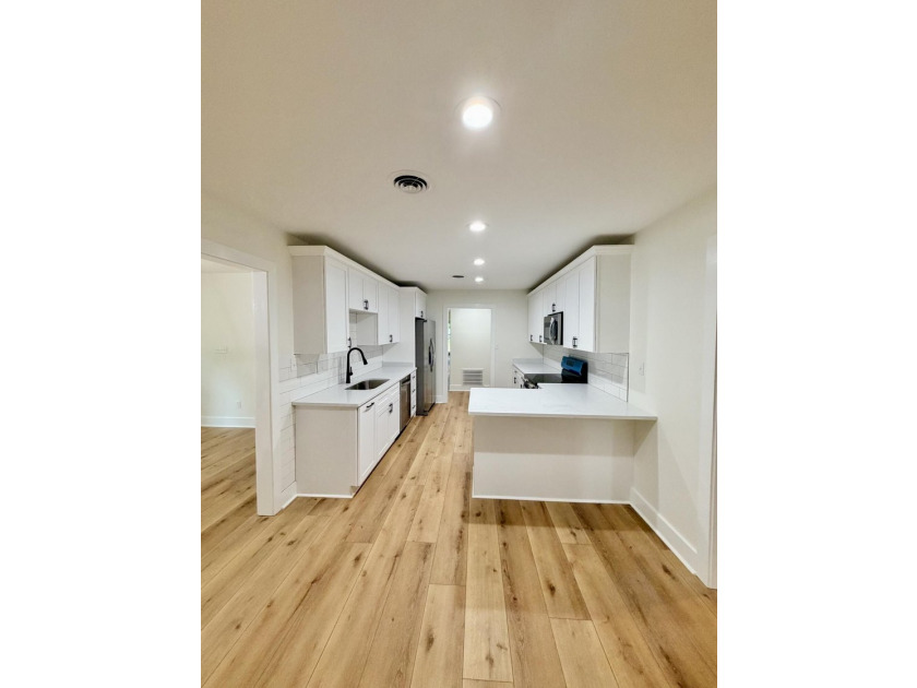Welcome to this beautiful, completely renovated from top to - photo 3