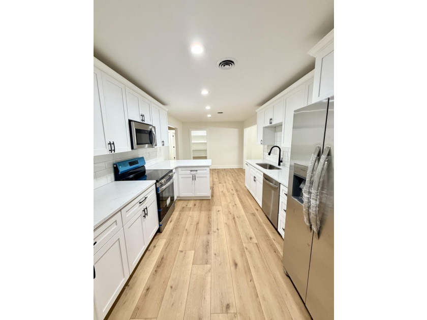 Welcome to this beautiful, completely renovated from top to - photo 4