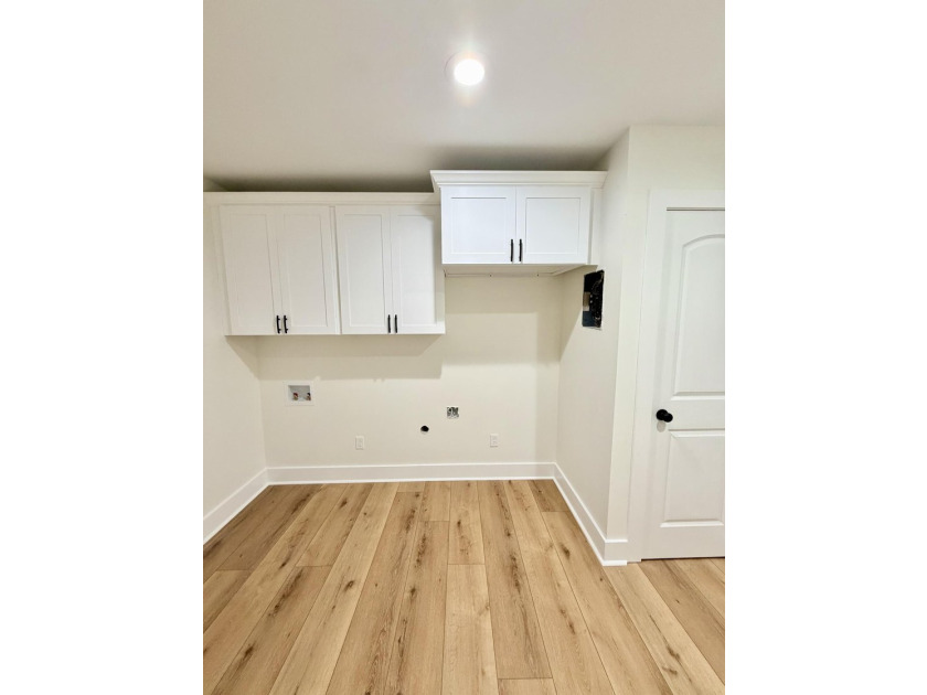 Welcome to this beautiful, completely renovated from top to - photo 8