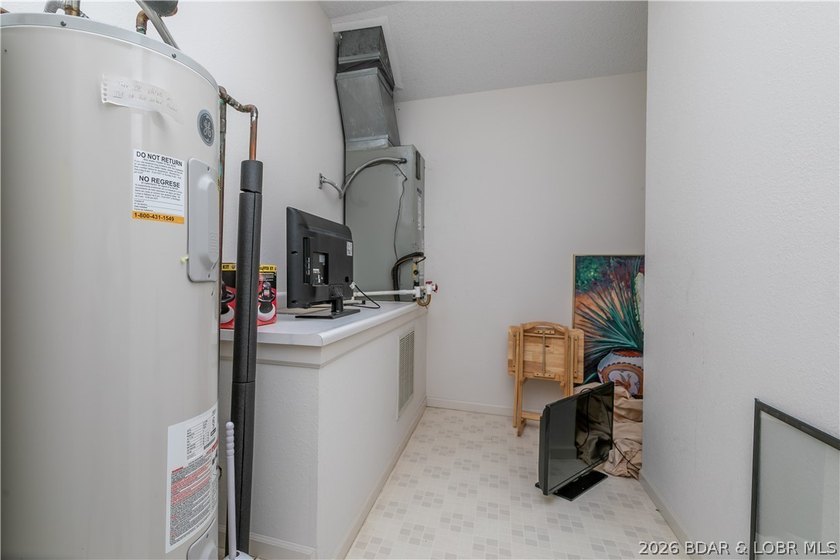 Experience lake life at its finest in this spacious 3-bedroom, 3 - photo 28