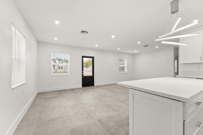 Fully renovated 3 bedroom, 2 bathroom home that lives like new - photo 5
