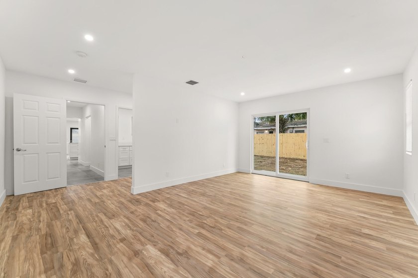 Fully renovated 3 bedroom, 2 bathroom home that lives like new - photo 6