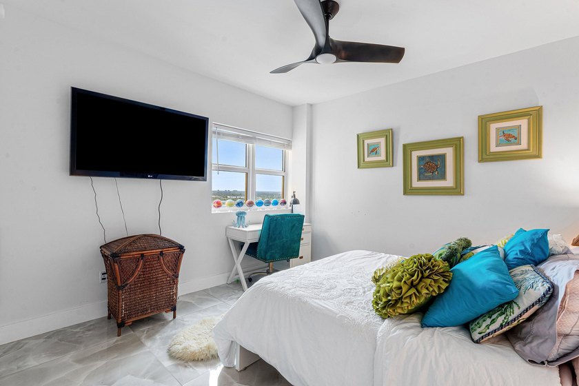 Beautifully upgraded 2 BR + den, 2 remodeled BA overlooking the - photo 18