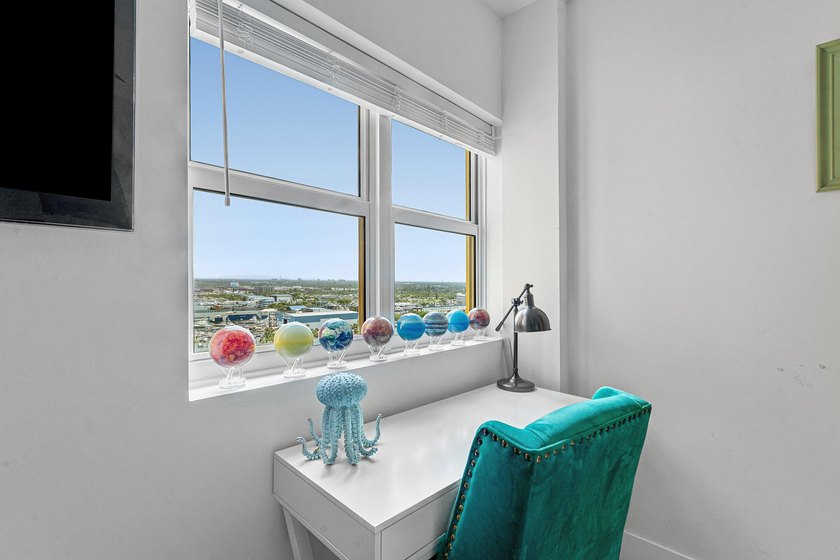 Beautifully upgraded 2 BR + den, 2 remodeled BA overlooking the - photo 19