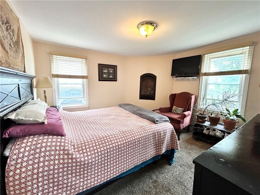 Contractor special! Bungalow in great location needs extensive - photo 19