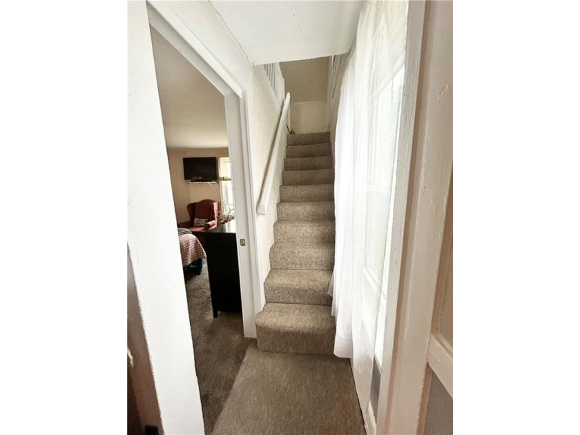 Contractor special! Bungalow in great location needs extensive - photo 20