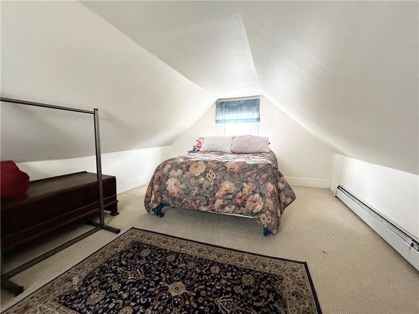 Contractor special! Bungalow in great location needs extensive - photo 22