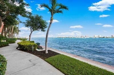 Beautifully upgraded 2 BR + den, 2 remodeled BA overlooking the - photo 27
