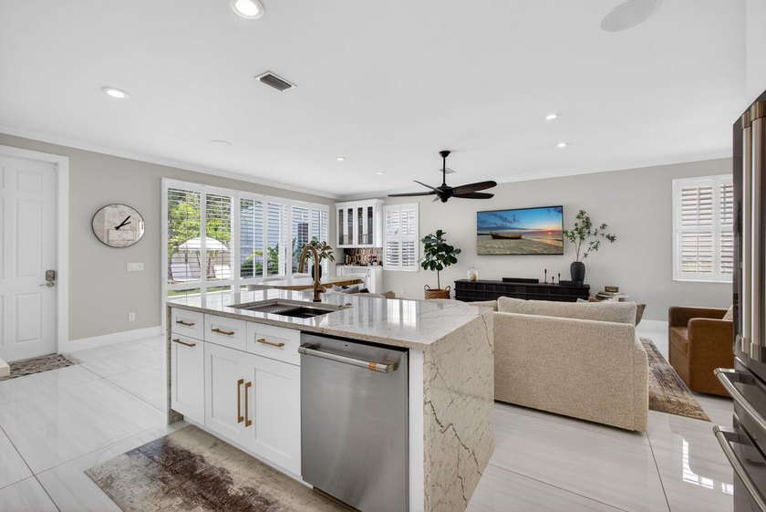 Exceptional updated 3 bed + den, 2.5 bath A-Model w/pool in New - photo 22