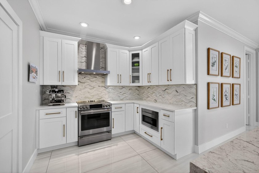 Exceptional updated 3 bed + den, 2.5 bath A-Model w/pool in New - photo 24