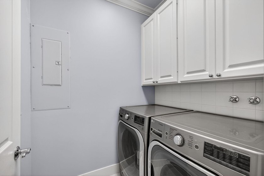 Exceptional updated 3 bed + den, 2.5 bath A-Model w/pool in New - photo 27