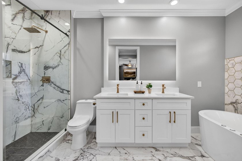 Exceptional updated 3 bed + den, 2.5 bath A-Model w/pool in New - photo 32