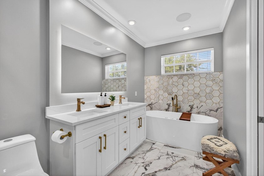 Exceptional updated 3 bed + den, 2.5 bath A-Model w/pool in New - photo 34