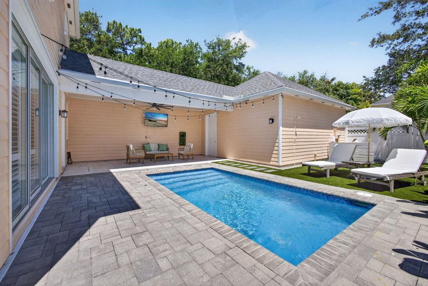 Exceptional updated 3 bed + den, 2.5 bath A-Model w/pool in New - photo 45