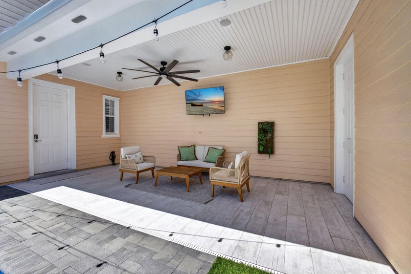 Exceptional updated 3 bed + den, 2.5 bath A-Model w/pool in New - photo 46