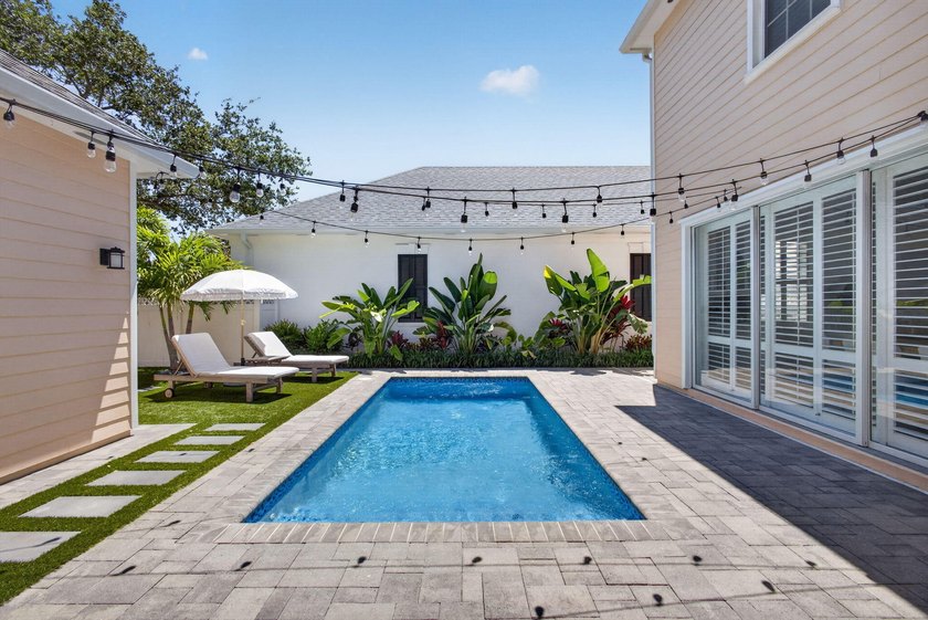 Exceptional updated 3 bed + den, 2.5 bath A-Model w/pool in New - photo 48