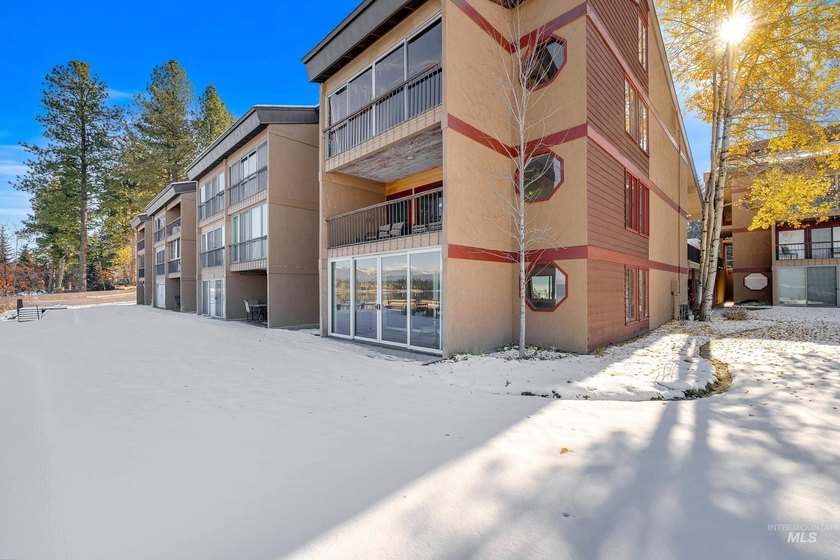 Luxurious 3-bedroom, 3 bath ground-level end unit perfectly - photo 34