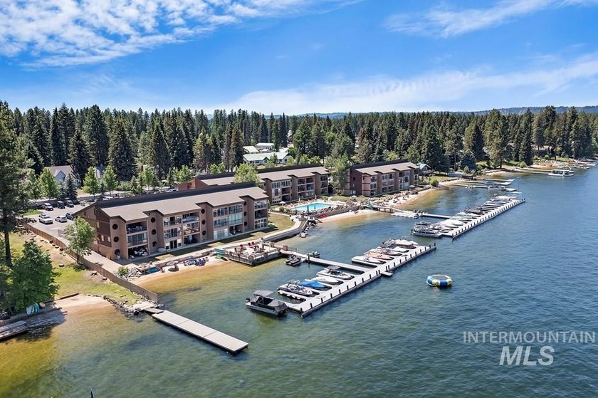 Luxurious 3-bedroom, 3 bath ground-level end unit perfectly - photo 38