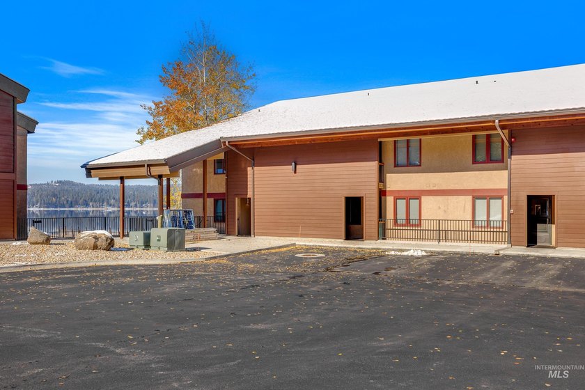 Luxurious 3-bedroom, 3 bath ground-level end unit perfectly - photo 45