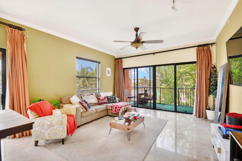 Beautifully maintained and spacious 2-bedroom, 2-bath corner - photo 12