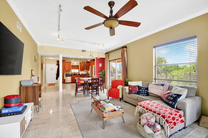 Beautifully maintained and spacious 2-bedroom, 2-bath corner - photo 13