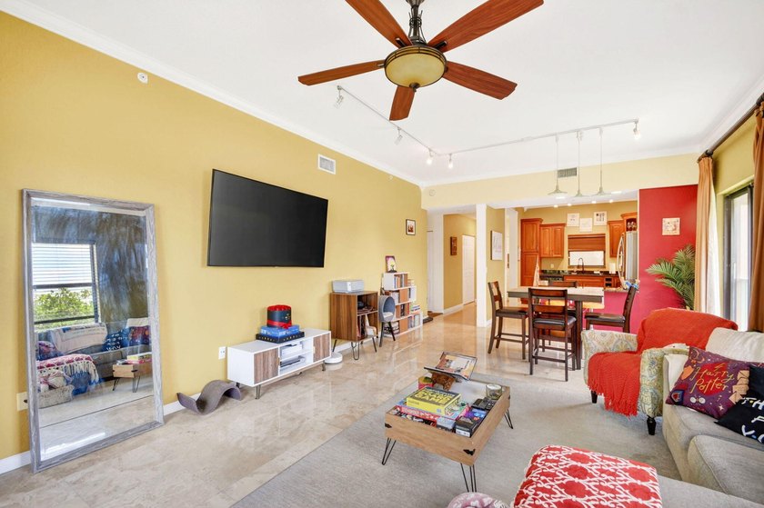 Beautifully maintained and spacious 2-bedroom, 2-bath corner - photo 14