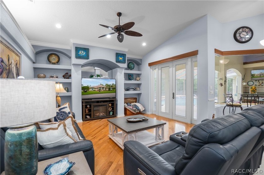 Welcome to this exceptional 2006 3-bedroom, 3-bathroom residence - photo 15