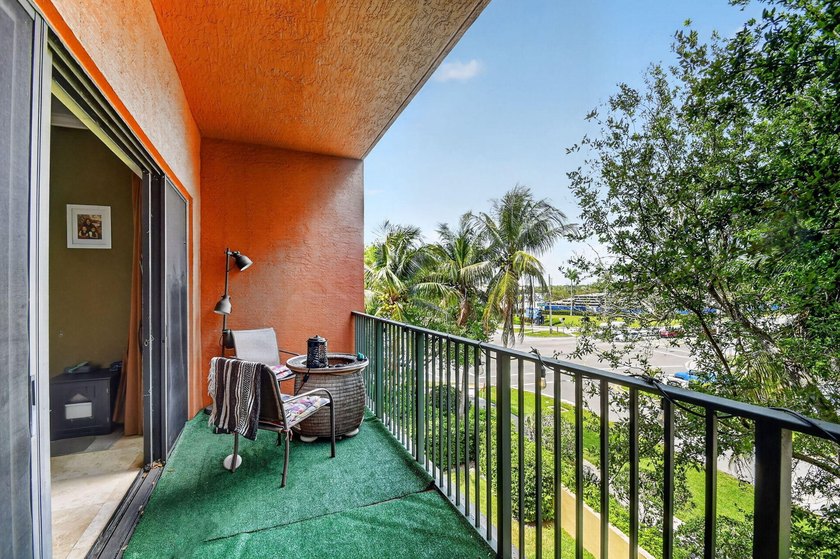 Beautifully maintained and spacious 2-bedroom, 2-bath corner - photo 16