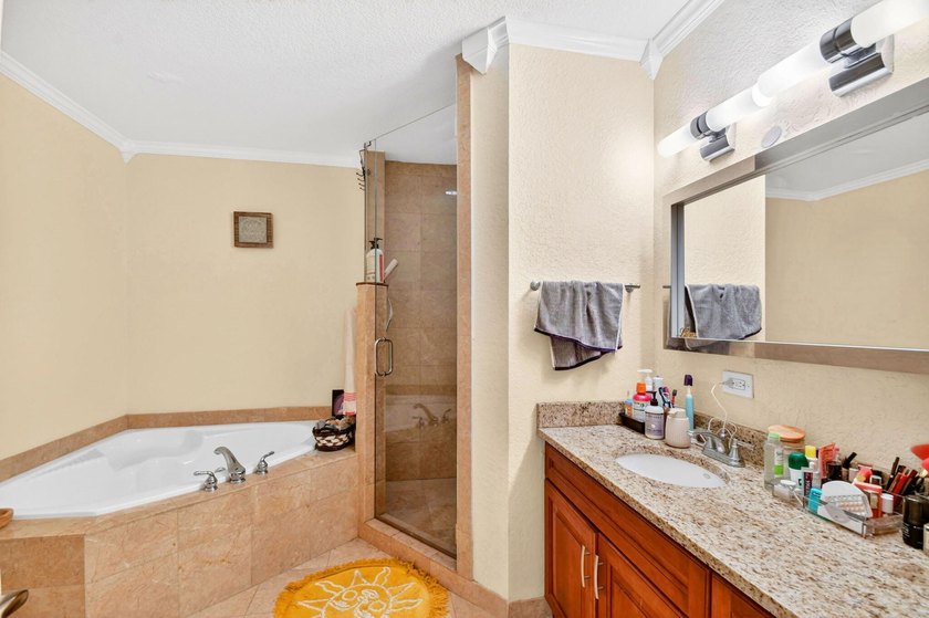 Beautifully maintained and spacious 2-bedroom, 2-bath corner - photo 21