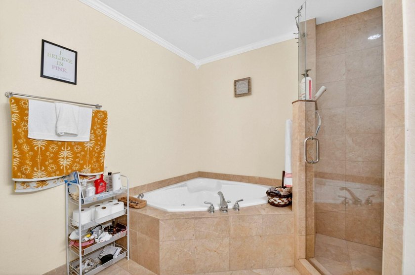 Beautifully maintained and spacious 2-bedroom, 2-bath corner - photo 22