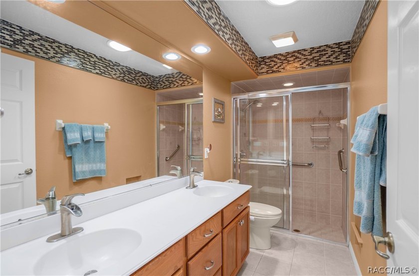 Welcome to this exceptional 2006 3-bedroom, 3-bathroom residence - photo 25