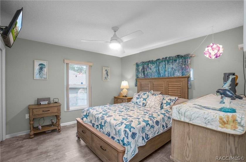 Welcome to this exceptional 2006 3-bedroom, 3-bathroom residence - photo 26