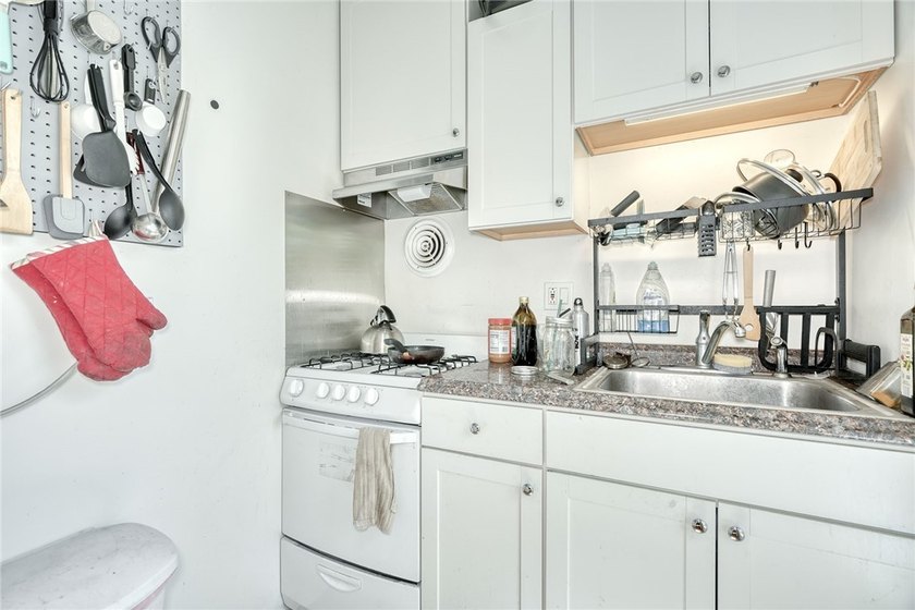 Welcome to 485 Meigs Street (14607)! This classic two-family - photo 35