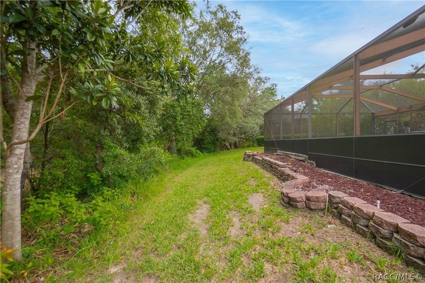 Welcome to this exceptional 2006 3-bedroom, 3-bathroom residence - photo 40