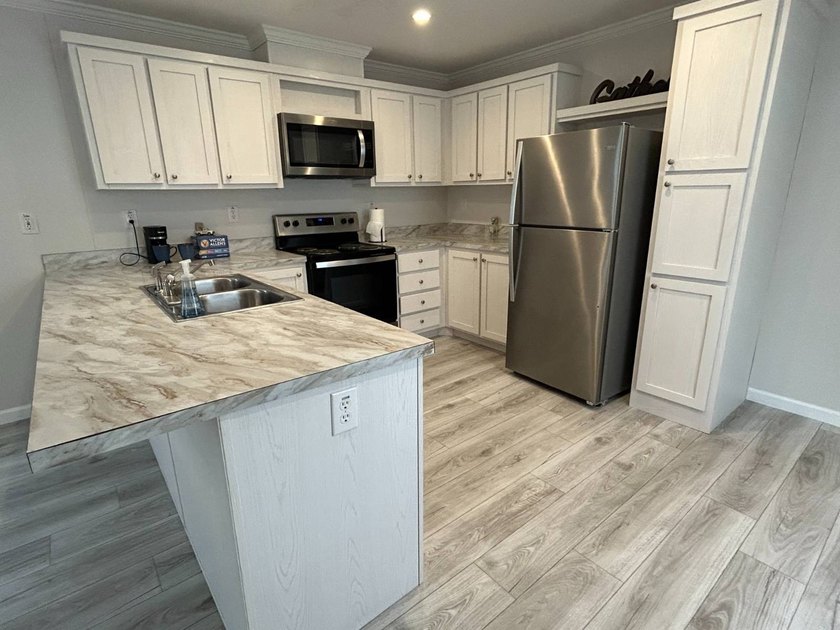 Welcome home to your 2017 Jacobsen home where you can enjoy the - photo 6