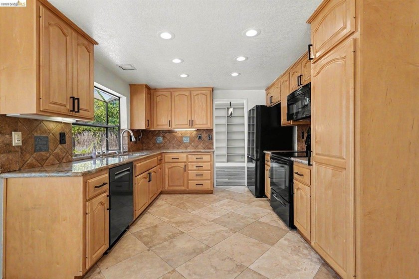 The best deal in Discovery Bay with a pool, owned solar, and a - photo 18
