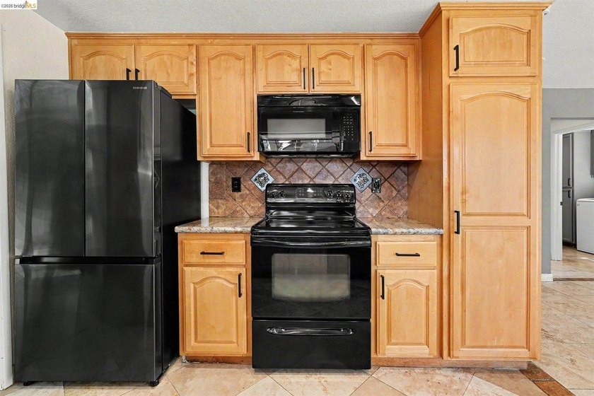 The best deal in Discovery Bay with a pool, owned solar, and a - photo 20