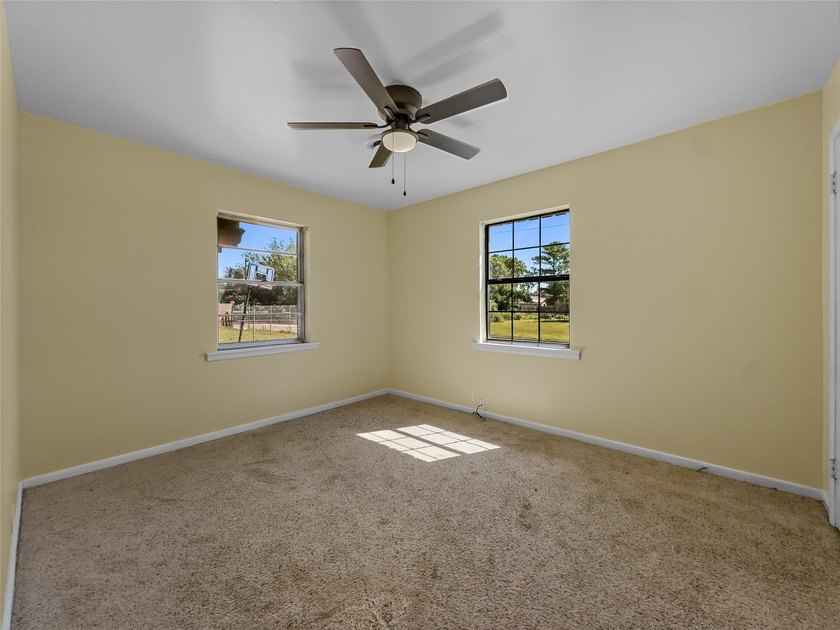 Welcome to this charming Vernon residence offering comfort - photo 15